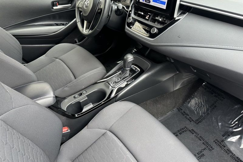 Toyota Corolla Hatchback Vehicle Full-screen Gallery Image 15