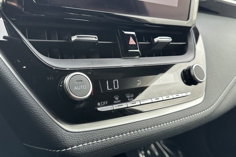 Toyota Corolla Hatchback Vehicle Full-screen Gallery Image 18