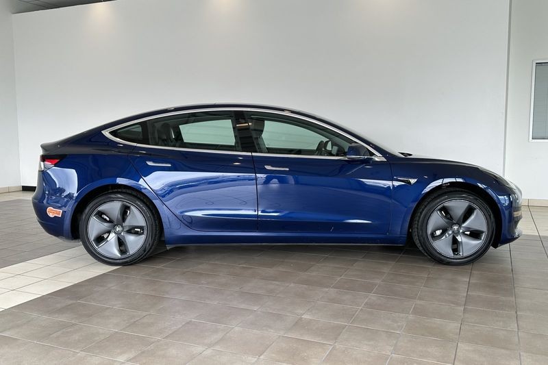 Tesla Model 3 Vehicle Full-screen Gallery Image 03