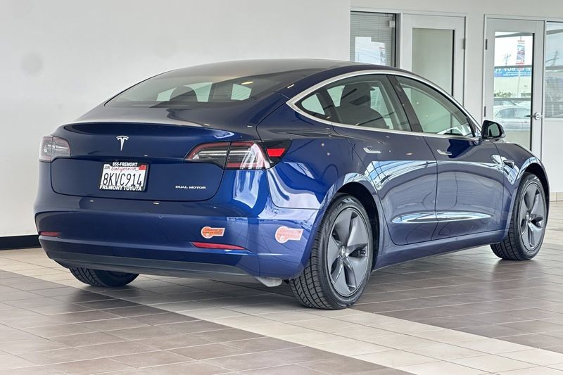 Tesla Model 3 Vehicle Full-screen Gallery Image 04