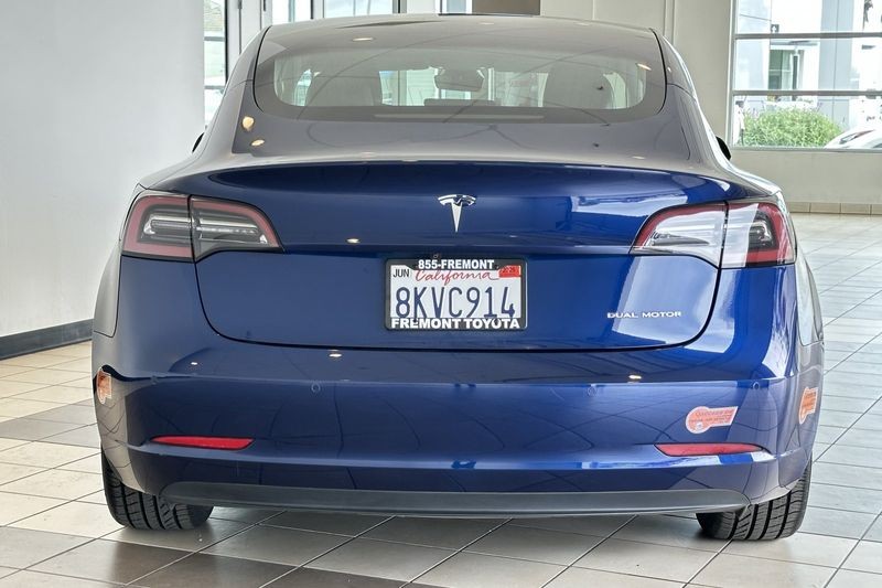 Tesla Model 3 Vehicle Full-screen Gallery Image 05