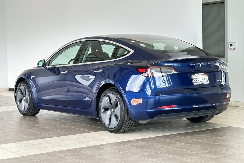Tesla Model 3 Vehicle Full-screen Gallery Image 06