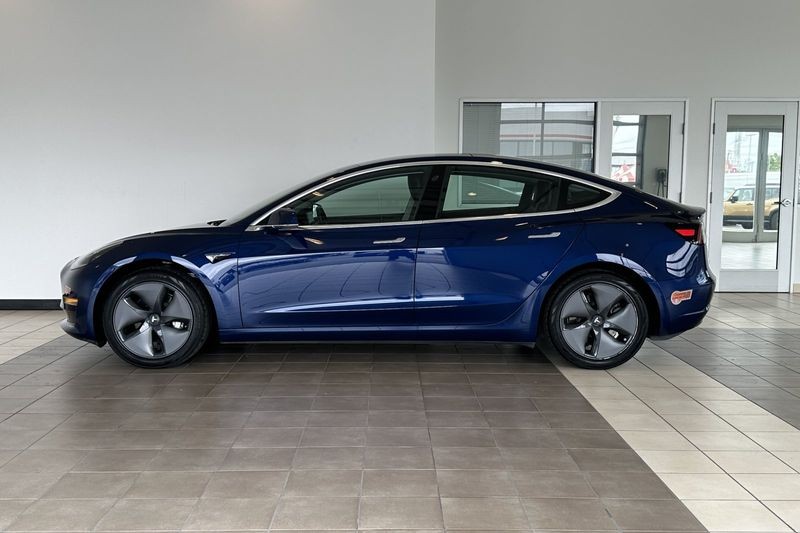 Tesla Model 3 Vehicle Full-screen Gallery Image 07