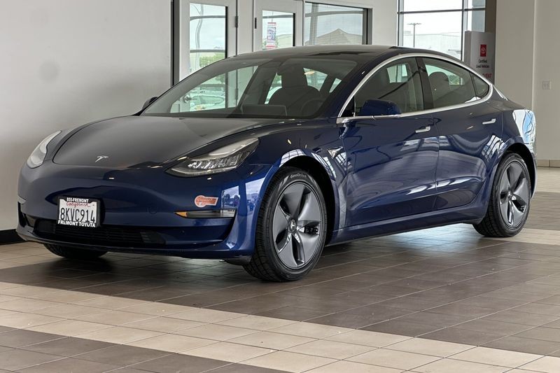 Tesla Model 3 Vehicle Full-screen Gallery Image 08