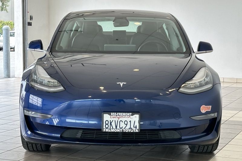 Tesla Model 3 Vehicle Full-screen Gallery Image 09