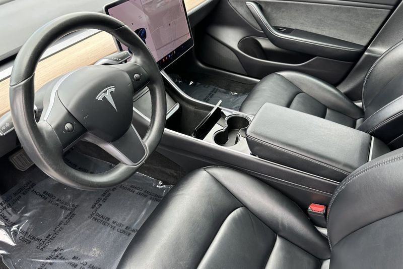 Tesla Model 3 Vehicle Full-screen Gallery Image 10