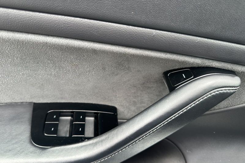 Tesla Model 3 Vehicle Full-screen Gallery Image 11