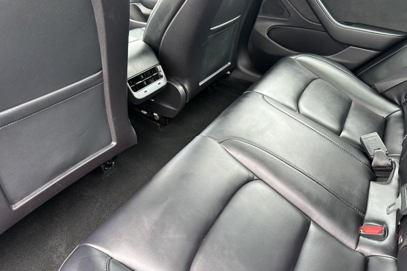 Tesla Model 3 Vehicle Full-screen Gallery Image 12
