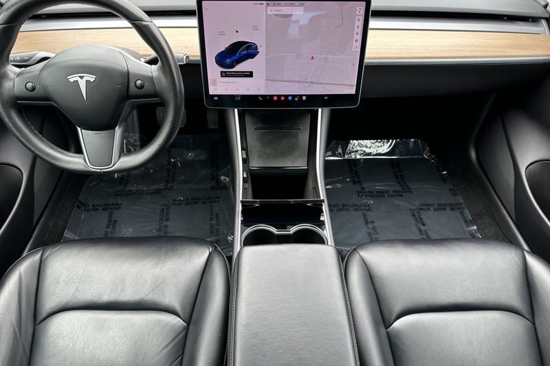 Tesla Model 3 Vehicle Full-screen Gallery Image 13