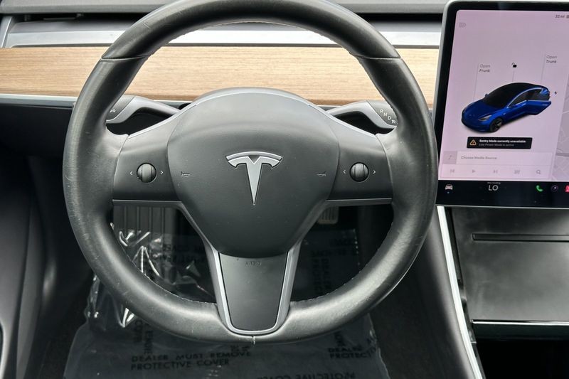 Tesla Model 3 Vehicle Full-screen Gallery Image 14