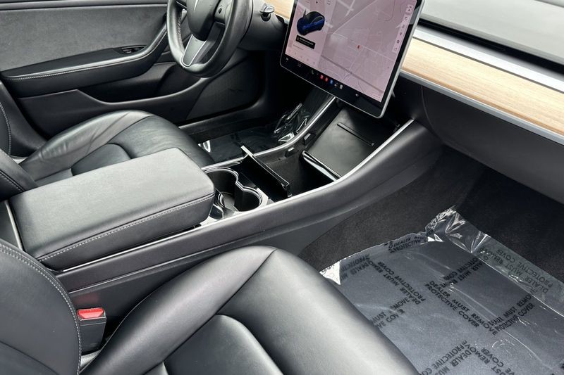 Tesla Model 3 Vehicle Full-screen Gallery Image 15