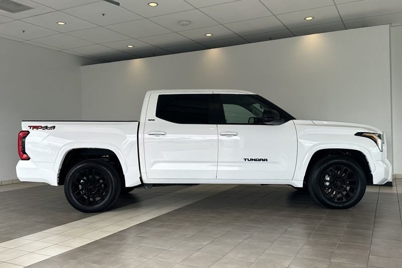 Toyota Tundra 4WD Vehicle Full-screen Gallery Image 03