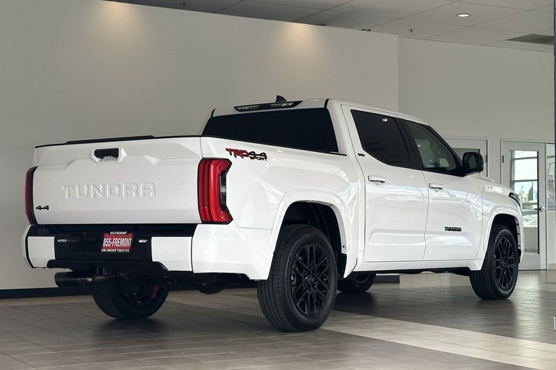Toyota Tundra 4WD Vehicle Full-screen Gallery Image 04