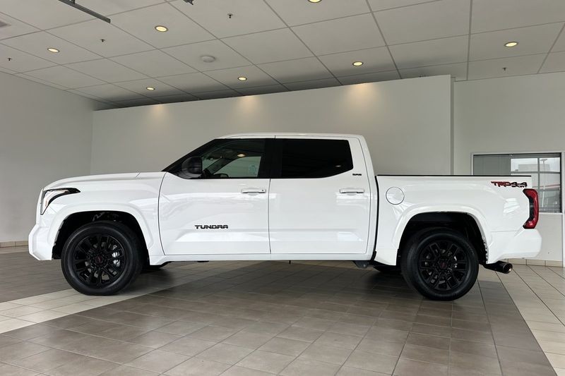 Toyota Tundra 4WD Vehicle Full-screen Gallery Image 07
