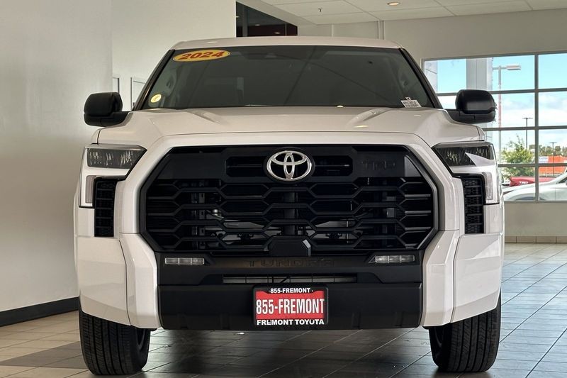 Toyota Tundra 4WD Vehicle Full-screen Gallery Image 09