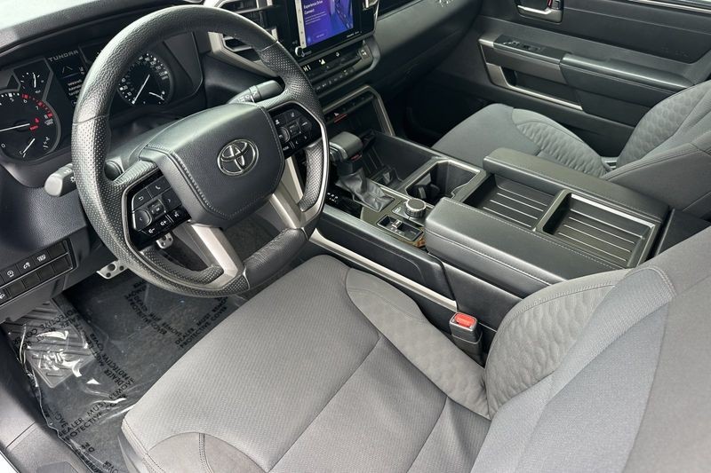 Toyota Tundra 4WD Vehicle Full-screen Gallery Image 10