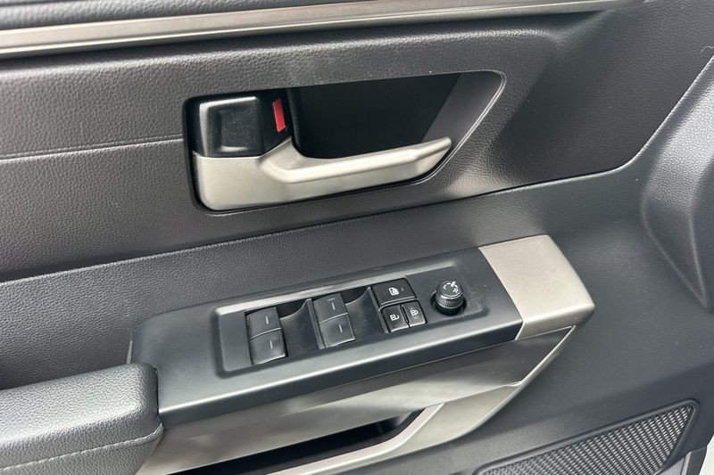 Toyota Tundra 4WD Vehicle Full-screen Gallery Image 11