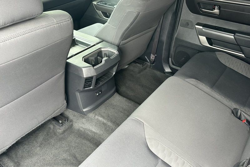 Toyota Tundra 4WD Vehicle Full-screen Gallery Image 12