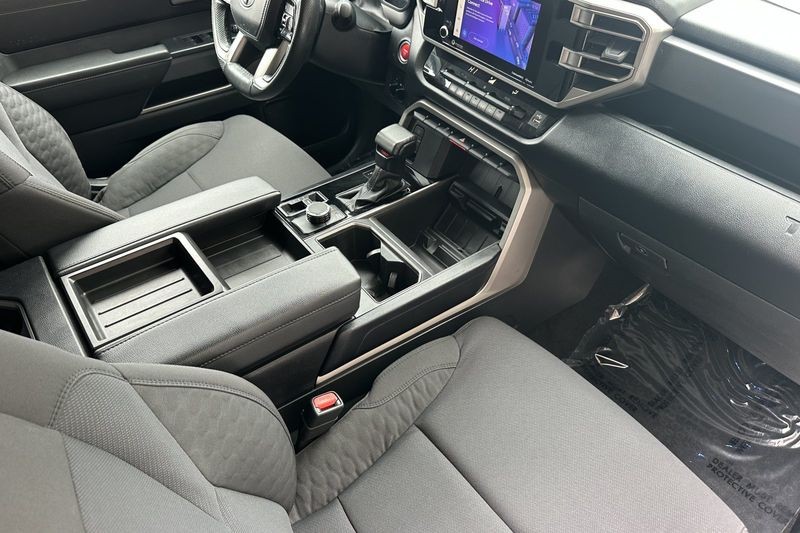 Toyota Tundra 4WD Vehicle Full-screen Gallery Image 15