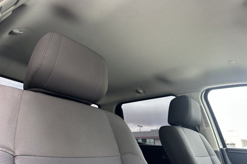 Toyota Tundra 4WD Vehicle Full-screen Gallery Image 16