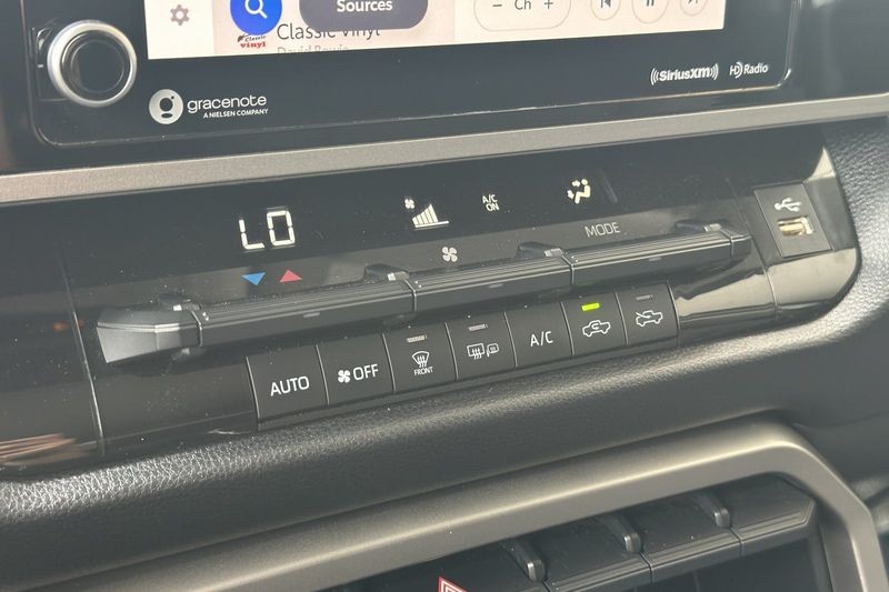 Toyota Tundra 4WD Vehicle Full-screen Gallery Image 19