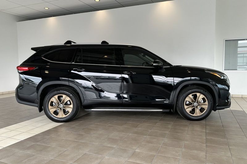 Toyota Highlander Vehicle Full-screen Gallery Image 03