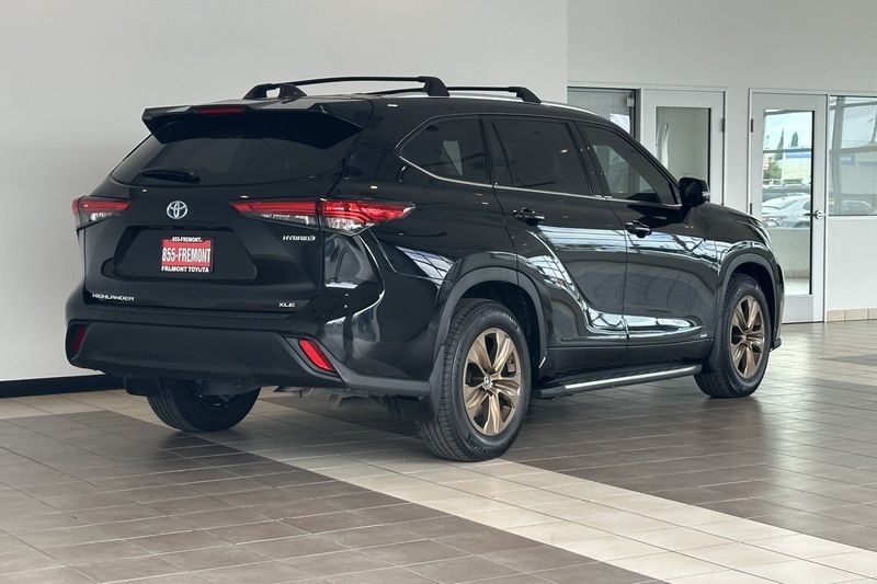 Toyota Highlander Vehicle Full-screen Gallery Image 04