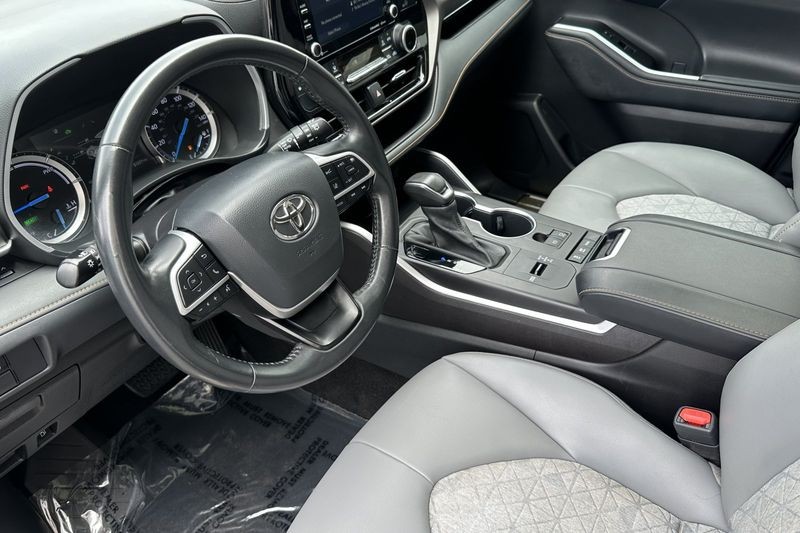 Toyota Highlander Vehicle Full-screen Gallery Image 10
