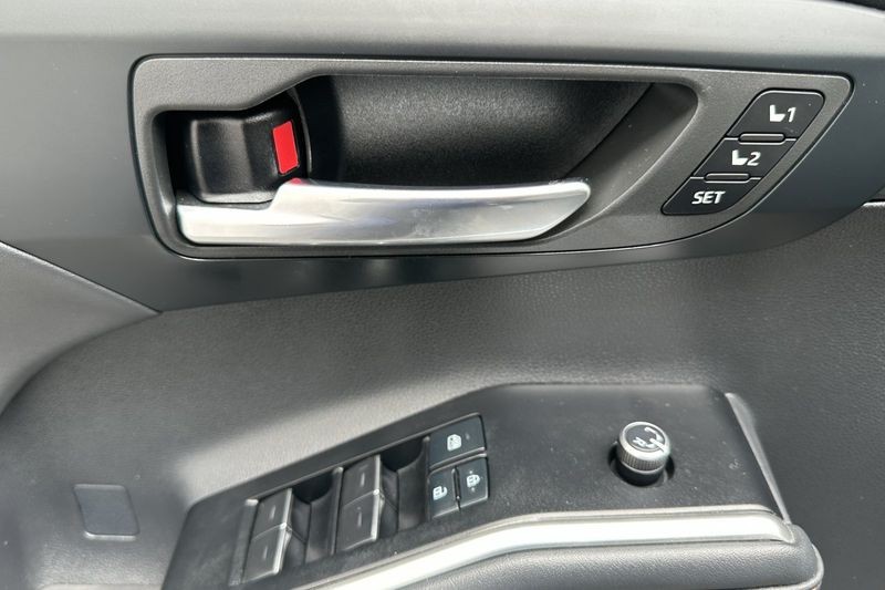 Toyota Highlander Vehicle Full-screen Gallery Image 11