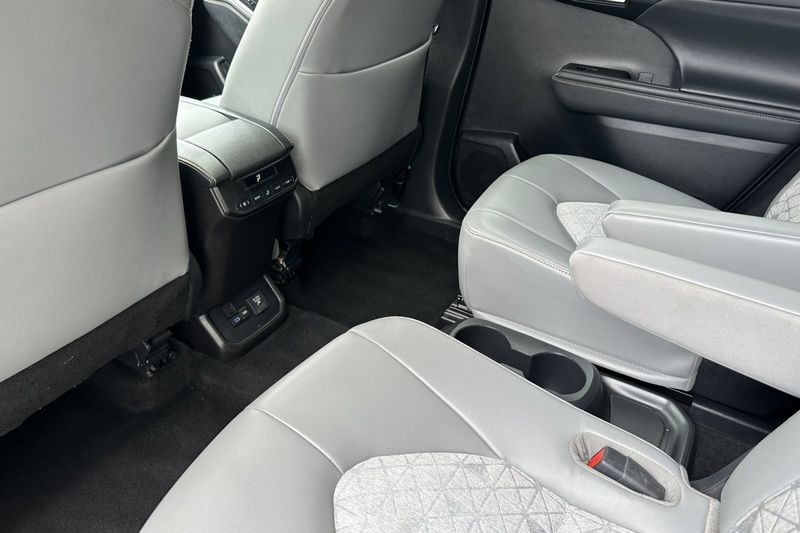 Toyota Highlander Vehicle Full-screen Gallery Image 12