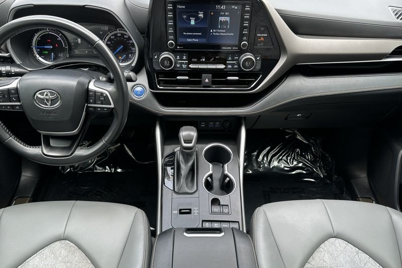 Toyota Highlander Vehicle Full-screen Gallery Image 13
