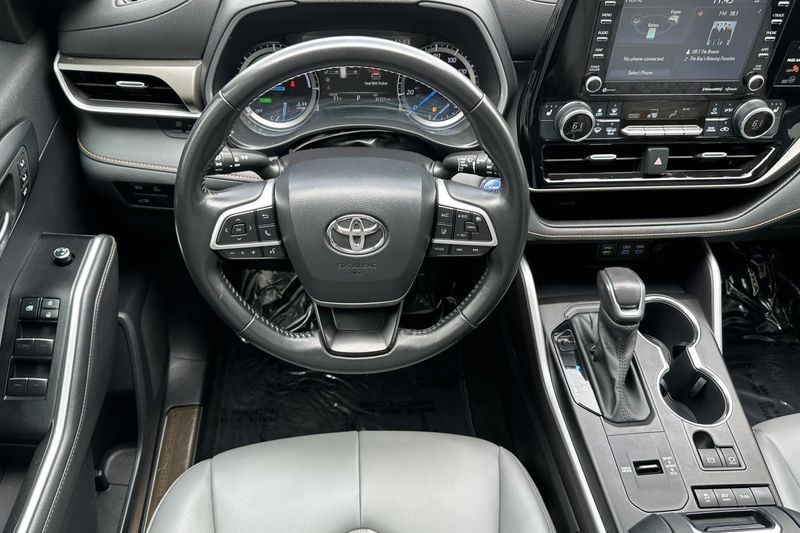 Toyota Highlander Vehicle Full-screen Gallery Image 14