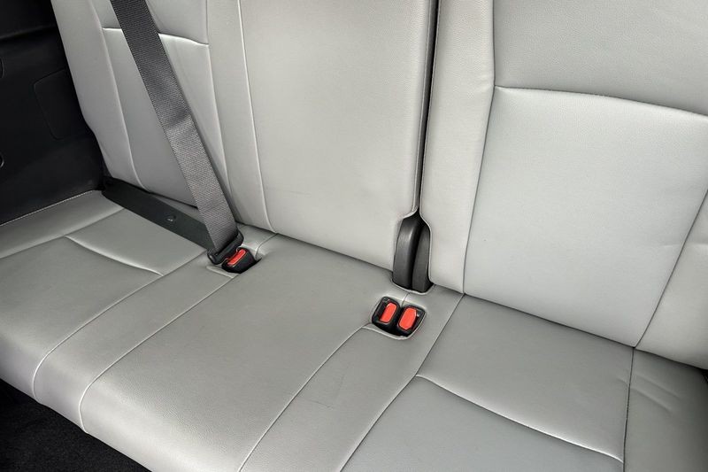 Toyota Highlander Vehicle Full-screen Gallery Image 15
