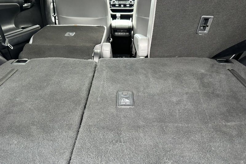 Toyota Highlander Vehicle Full-screen Gallery Image 16