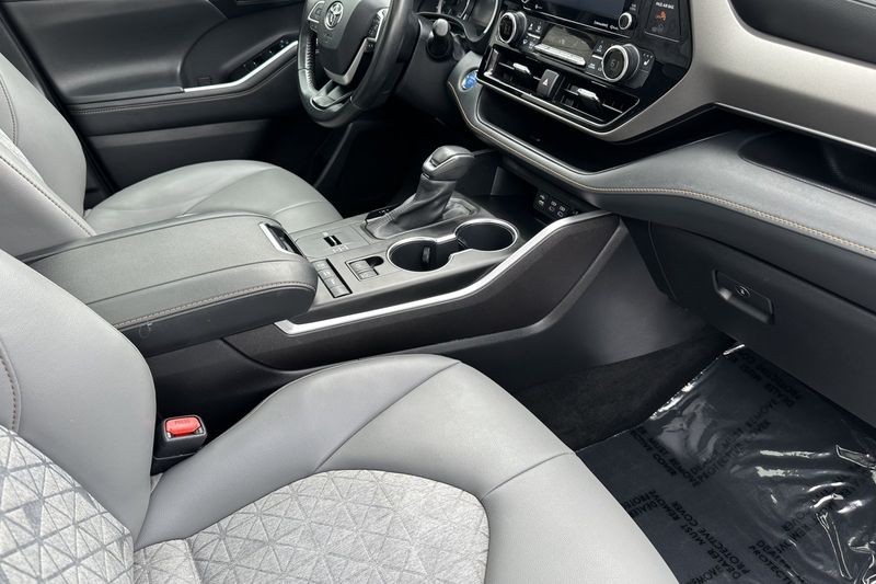 Toyota Highlander Vehicle Full-screen Gallery Image 17
