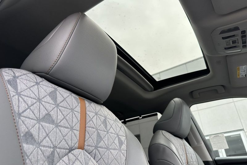 Toyota Highlander Vehicle Full-screen Gallery Image 18