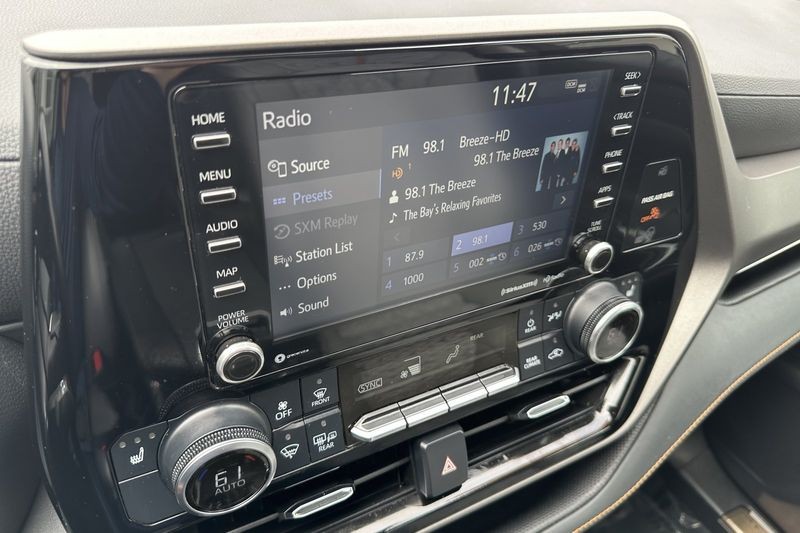Toyota Highlander Vehicle Full-screen Gallery Image 19