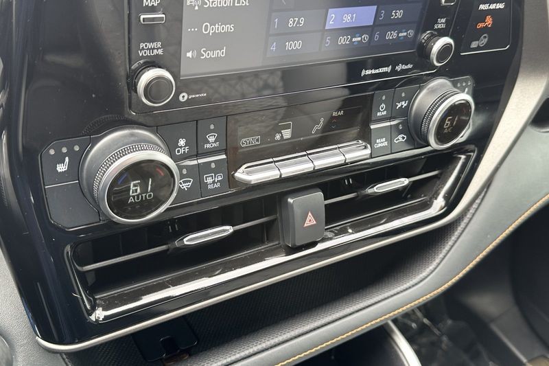 Toyota Highlander Vehicle Full-screen Gallery Image 20