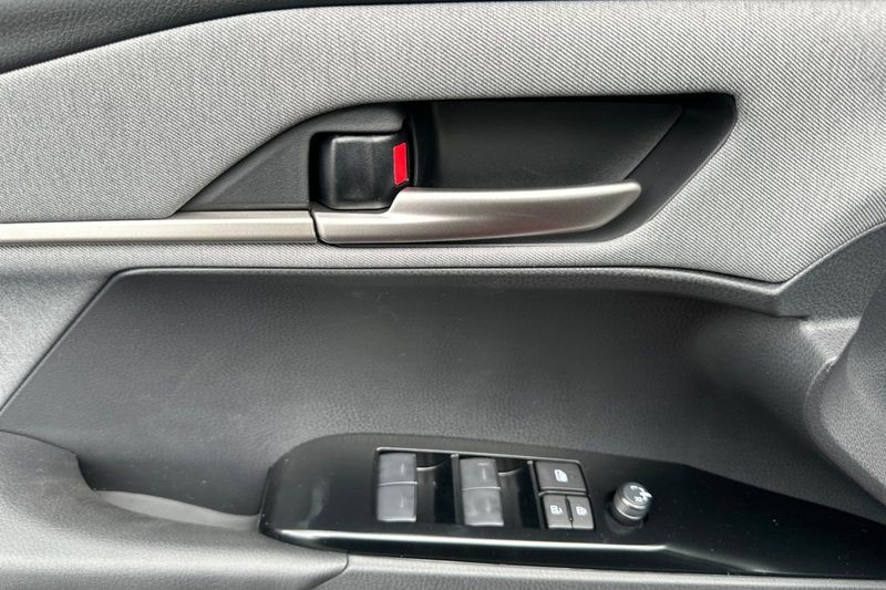 Toyota Camry Vehicle Full-screen Gallery Image 08