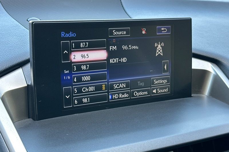 Lexus NX Vehicle Full-screen Gallery Image 18