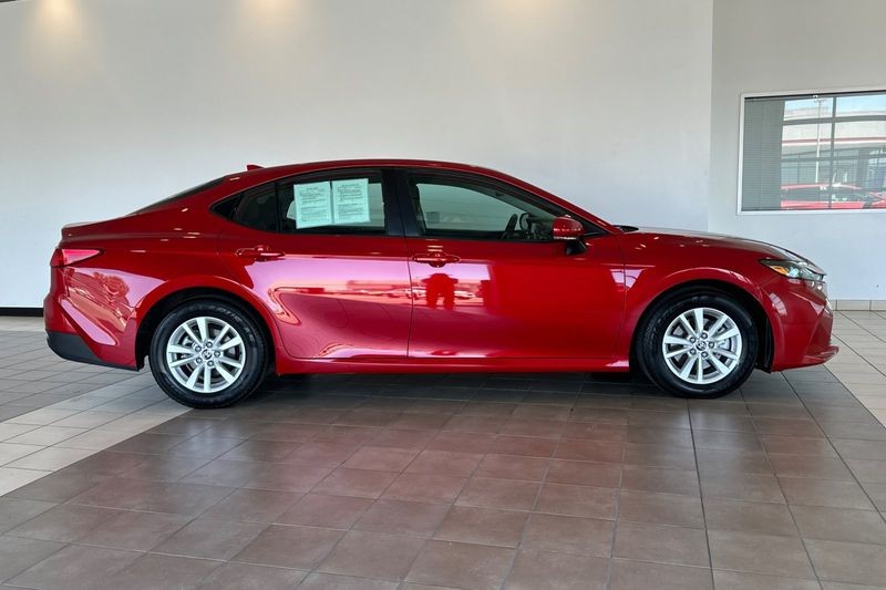 Toyota Camry Vehicle Full-screen Gallery Image 03