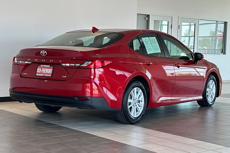 Toyota Camry Vehicle Full-screen Gallery Image 04