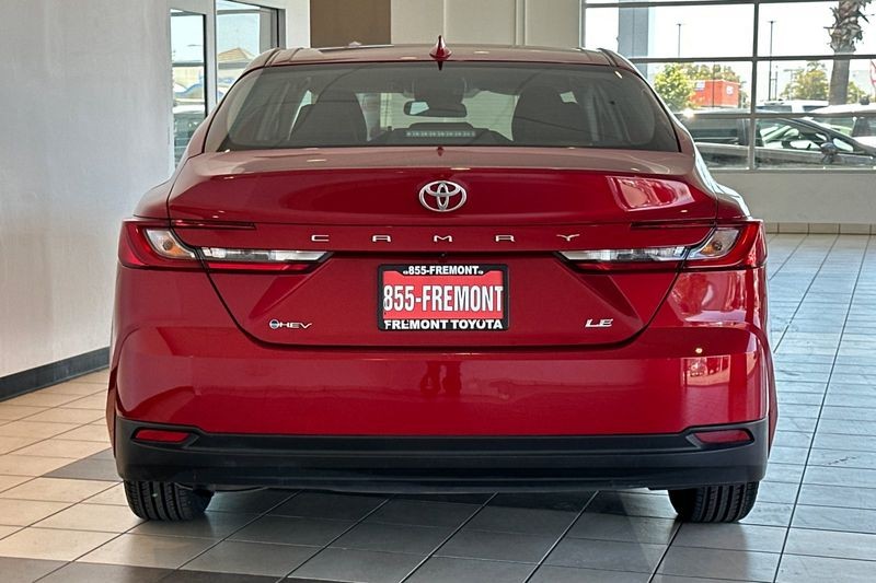 Toyota Camry Vehicle Full-screen Gallery Image 05