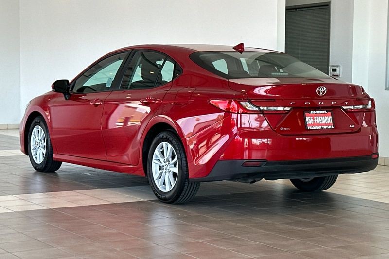 Toyota Camry Vehicle Full-screen Gallery Image 06