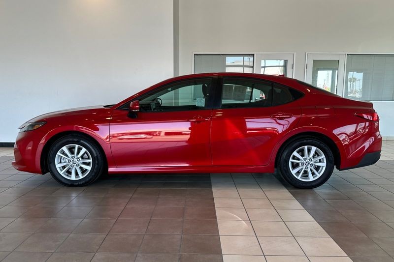 Toyota Camry Vehicle Full-screen Gallery Image 07