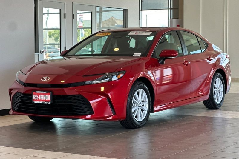 Toyota Camry Vehicle Full-screen Gallery Image 08