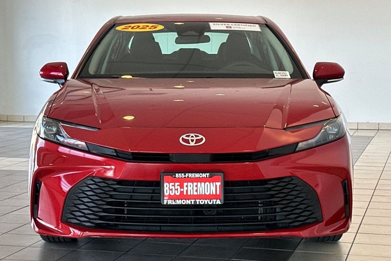 Toyota Camry Vehicle Full-screen Gallery Image 09