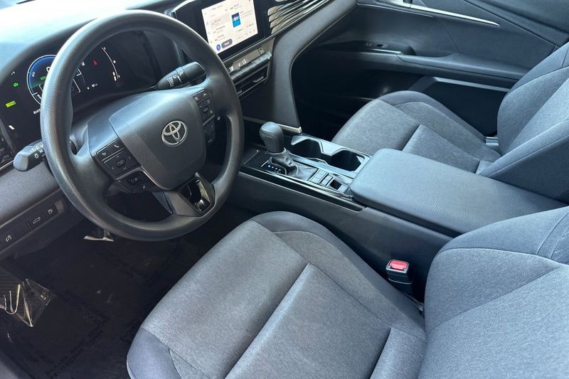 Toyota Camry Vehicle Full-screen Gallery Image 10
