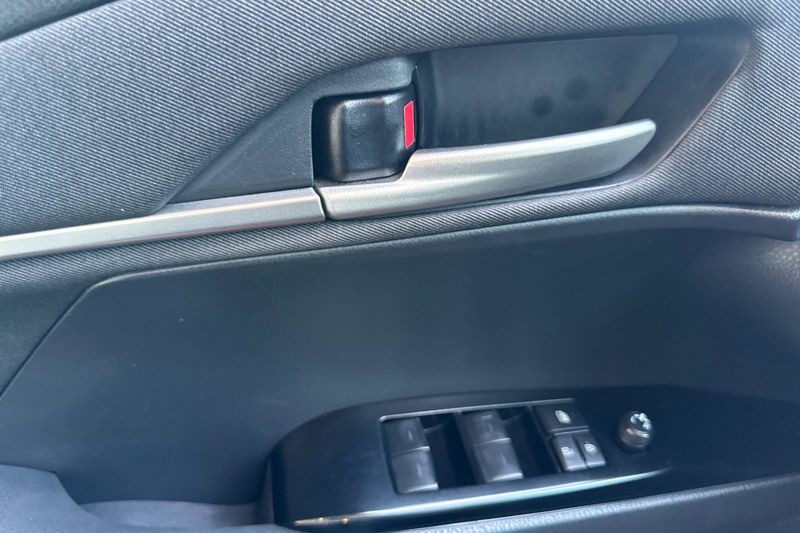 Toyota Camry Vehicle Full-screen Gallery Image 11
