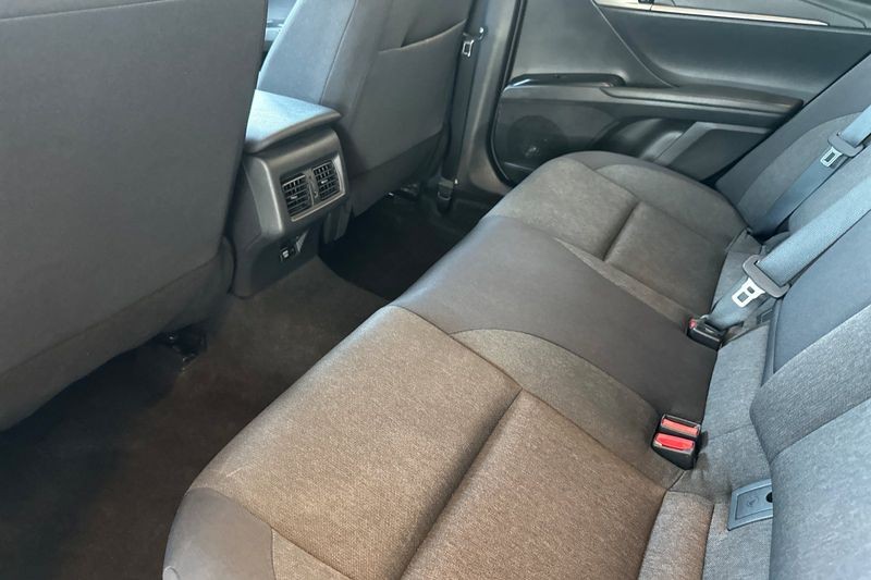 Toyota Camry Vehicle Full-screen Gallery Image 12